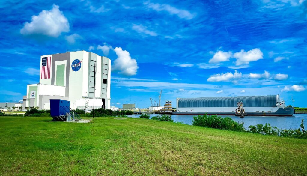 Artemis II core stage arrives At The KSC Vab